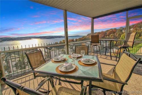 Gourgeous lake views, amazing susets, on main channel