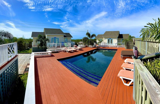 *** Unglaublicher Pool mit Whirlpool *** Wunderschöner Strand *** Brandneue 2BR Villa mit AC ***