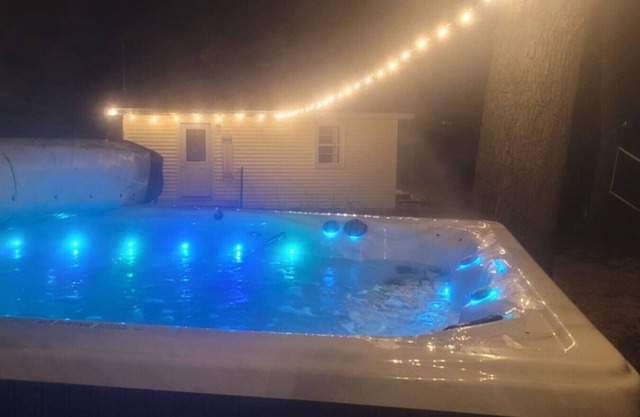 Gr Sunshine Lakefront Cottage · Lakefront King bed firept, hot swim pool spa, swim