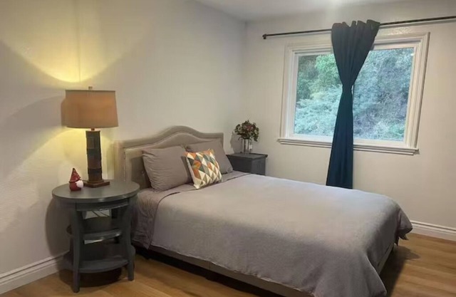 Graceful Stay 204 - Quiet City Haven with Kitchen, Comfort & Free Parking