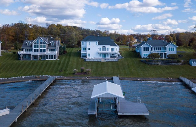 Gracie's Place: Panoramablick auf den Sonnenuntergang am Seneca Lake!