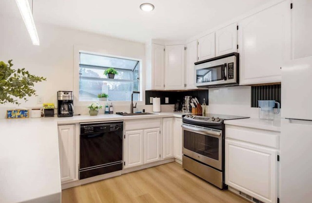 Gracious 2b/1b Upper Unit - Designer Renovation!
