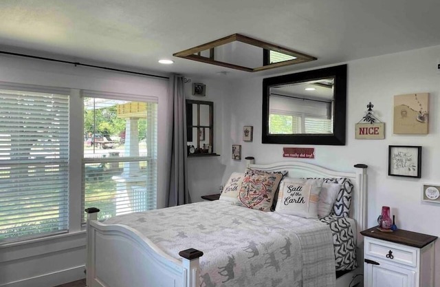 Graham Family and Pet Friendly 2 Br Farmhouse Christmas 365
