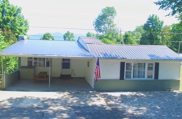 Graham’s Getaway- spacious vacation home close to Powell Valley Marina