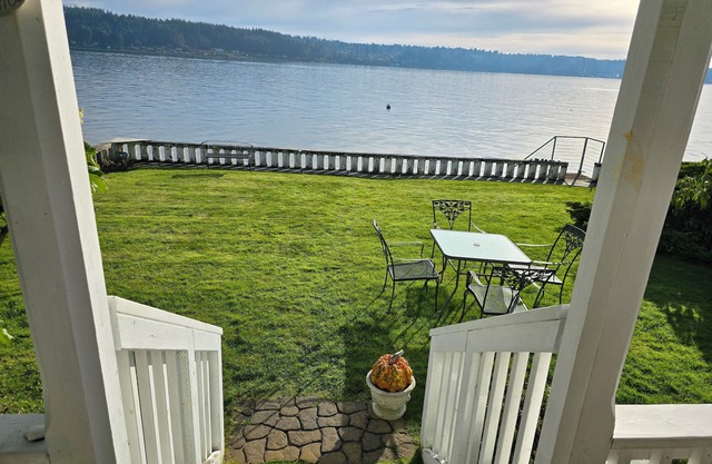 Gram Waterfront Cottage (in Manette)
