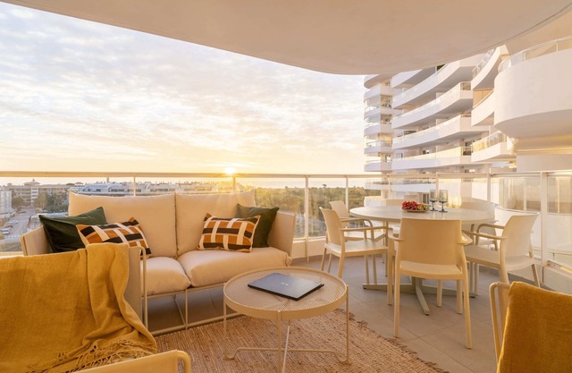 Gran Canet 2BR! Walk to Beach, Sea Views, Sauna & Gym