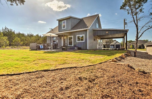 Granbury Home with Hot Tub and Furnished Patio!