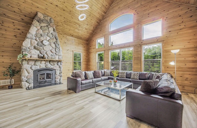 Grand 10BR 9BA Waterfront Retreat Near Muskoka | Sleeps 30 | Perfect for Events