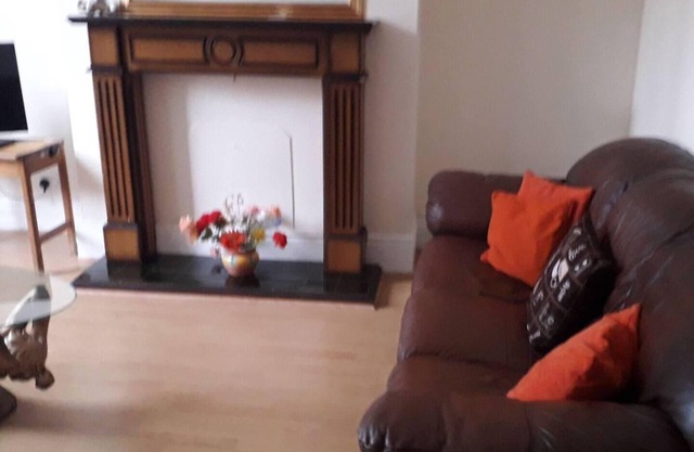 Grand 4-Bed Quasi semi House in Manchester