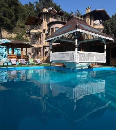 Grand Ahtamar Hotel