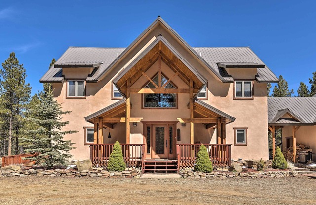 Grand Angel Fire Retreat w/ Hot Tub & Fire Pit!