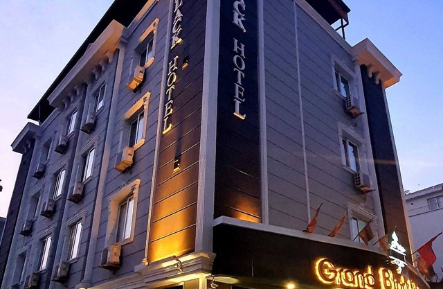 Grand Black Hotel
