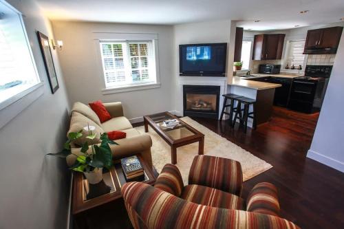 Grand Boulevard Retreat- quiet suite in North Vanc