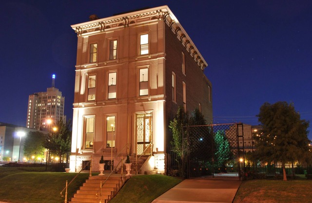 Grand Center Inn