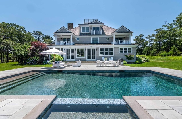 Grand Coastal-Style Estate im Reservat