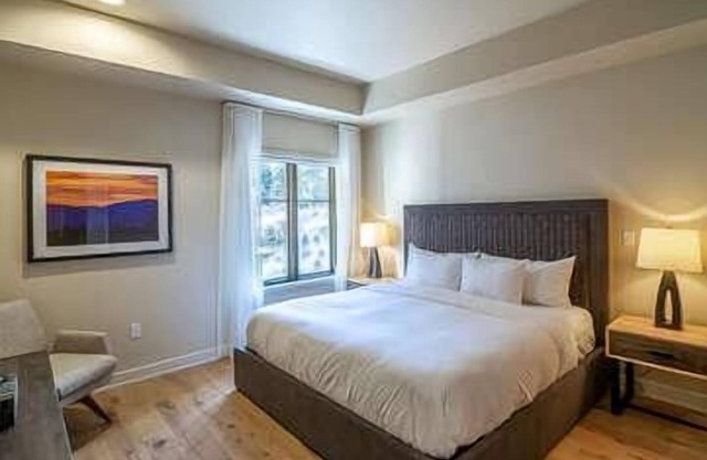 Grand Condo| Top Floor|Close to Dining Options