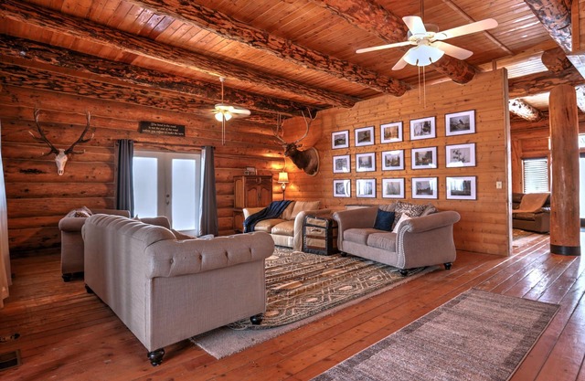 Spacious 8-bedroom cabin in enchanting Mount Pleasant with WiFi, AC