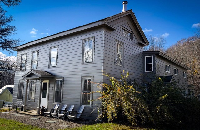 Grand farmhouse, big groups, close to skiing, 1 mi to VT, XL Hot Tub.