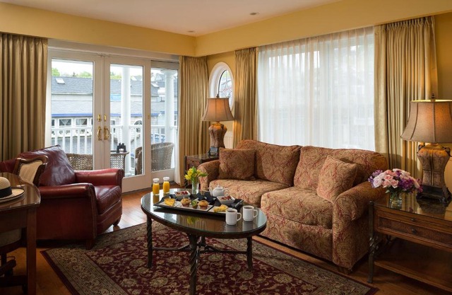 Grand Harbor Inn