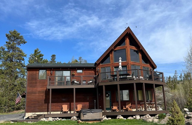 Grand Lake House w/ Lake & Mtn Views! Close to town & RMNP / big lot & hot tub!