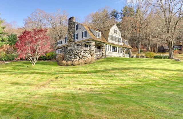 "The Boulders" Astounding 8BR Haus auf 25 Acres w / 500 Fuß des Lake Waramaug Waterfront - ideal für Familienfeiern, Separate 7 Schlafzimmer Haus & Cottages vor Ort!