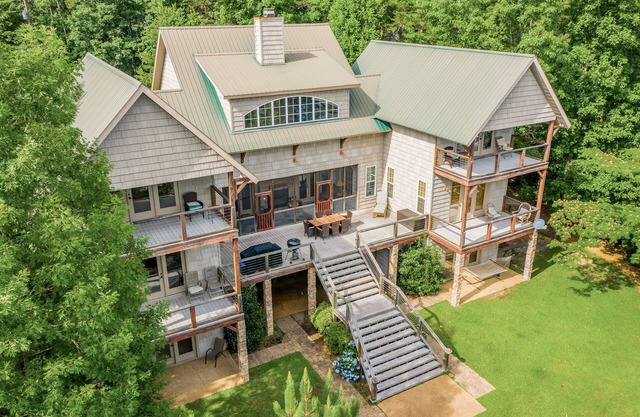 Smith Lake Rentals & Sales - SPRING LAKE COTTAGE - Mehrere Balkone und zwei Küchen