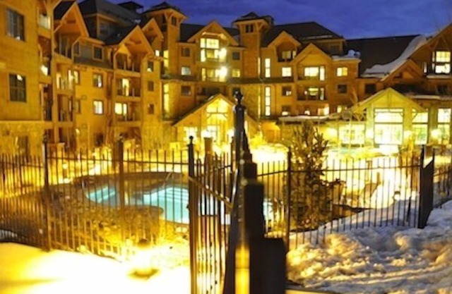 Die Grand Lodge in Peak 7 bietet zahlreiche Annehmlichkeiten für Schnäppchenjäger mit Ski-In-Ski-Out