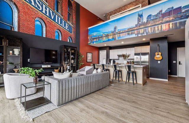 Grand Ole Nashville Downtown- Walk to Broadway with Pool, Gym, Parking