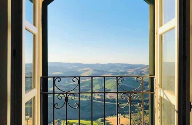 Grand Palazzo Apartment in einer mittelalterlichen Stadt auf einem Hügel an der Adria