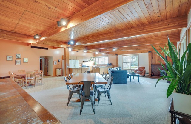 Grand Rural Wisconsin Retreat: Full Indoor Gym