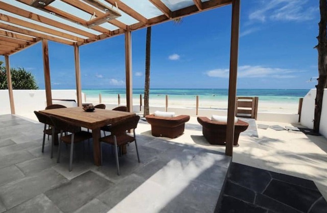 Grand Suite Ocean Front private beach patio 8 pax ( 4 bedrooms 3 bathrooms )