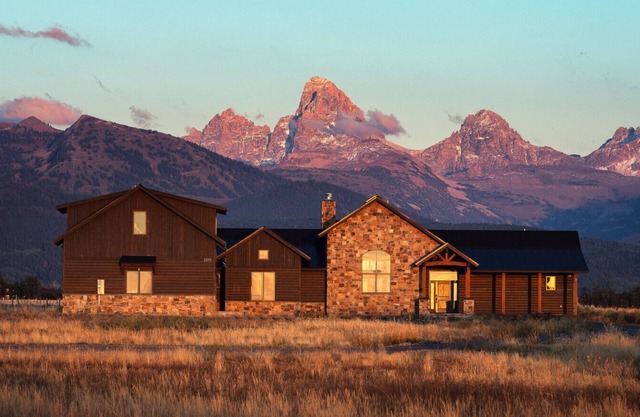 Grand Teton Painted Pony House w/Hot Tub AC and Heated Garage