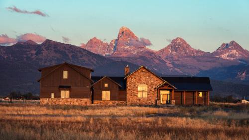 Grand Teton Painted Pony House AC Heated Garage and Hot Tub