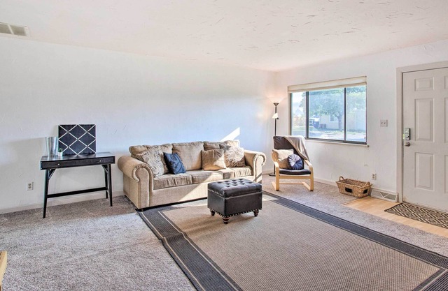 Grand Valley Home w/ Fire Pit - Peach Pad B!