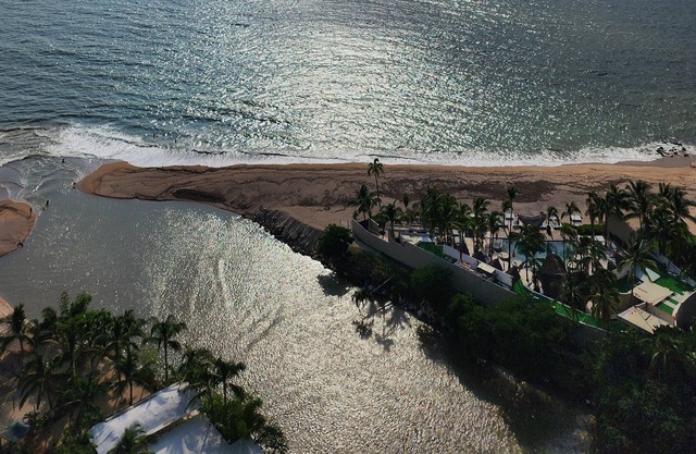 Grand Venetian 25th floor beachfront