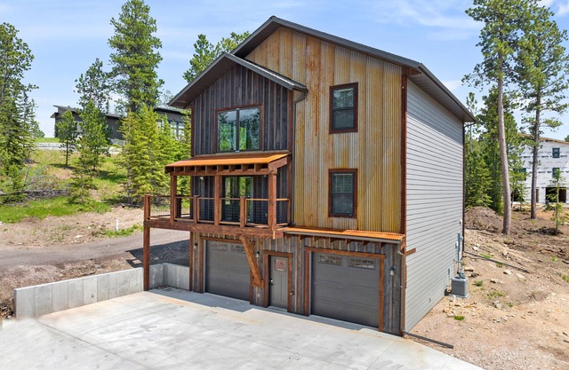 Grand View! Hot tub, AC, 2 car garage, pool access