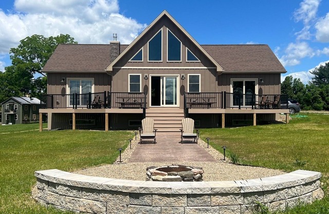 Grand View Lodge, Fantastic new custom built home with lake view!