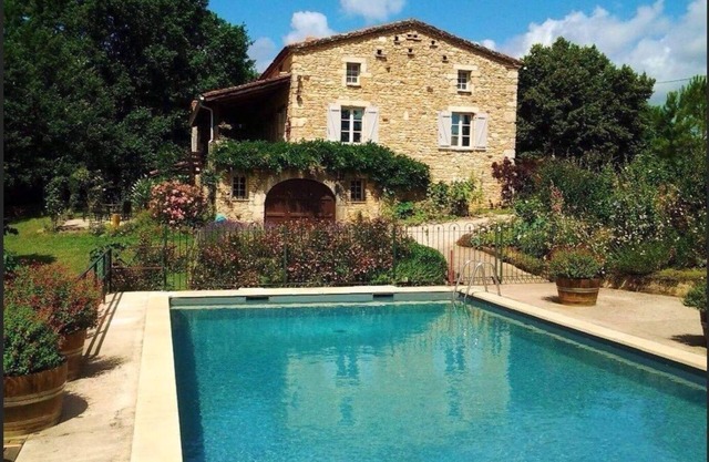 Grand Vue vert - Geräumiges Ferienhaus mit 2 Schlafzimmern und beheiztem Pool am Rande eines mittelalterlichen Dorfes