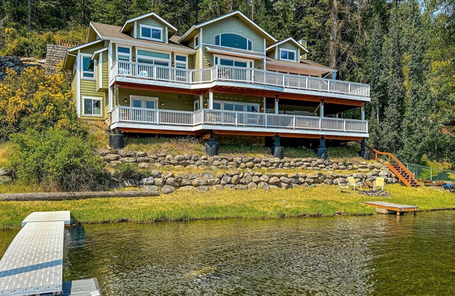 Grand-Haus am See w / atemberaubenden Blick auf den See und Wrap-around-Deck!