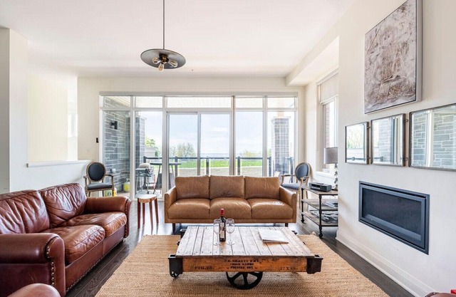 Grand Waterfront Retreat – Under 1hr from Toronto