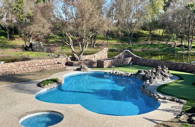 Grand Waterside Estate on 13 acres: 🛌20, Pool, Games, Pickleball, MiniGolf, Pond
