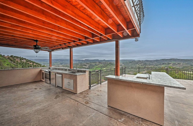 Grand Wine Country Getaway w/ Stunning Views!