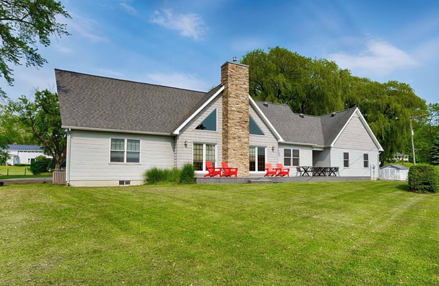 Grande Dame - She is big and beautiful! Perfect for your next lakeside group getaway!