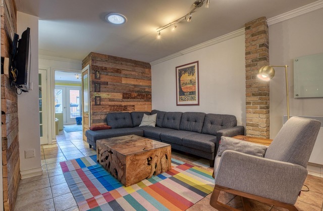 Grande Maison 2 Étages, 5 Chambres Avec Cour, Près du Métro et Marché Jean Talon