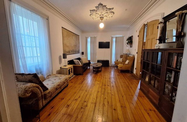 Grandeur Farmhouse Apt Steps to Train&Park~ Get to NYC in 20 Min!Bring your pet!