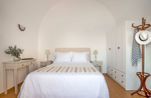Grandiose Santorini Villa | 1 Bedroom Suite | Villa Panther | Beautiful Terrace | Pyrgos