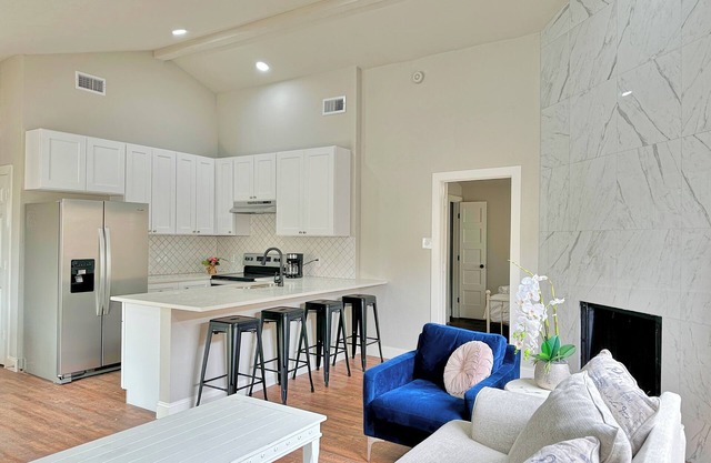 Grandscapes! Centrally located near The Colony Shoreline, No Chores