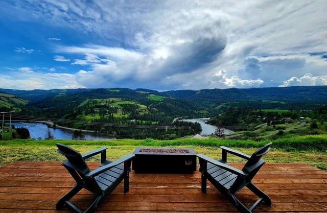 Grandview Getaway offers spectacular views overlooking the Clearwarter river.