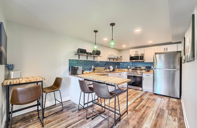 Grandview Hideaway - Vast views, walk to restaurants, disk golf, lots of privacy