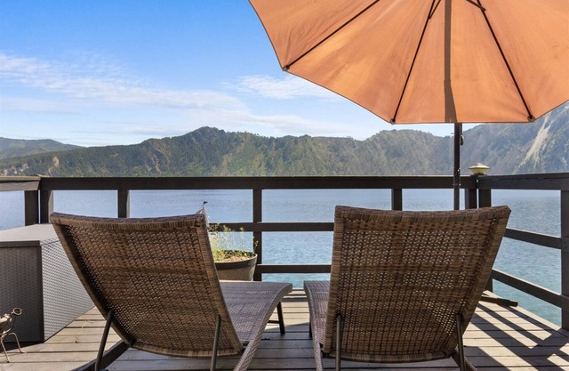 Grandview Lakeside Escape - Stunning Lake & Mountain Views, Private Dock & Deck, BBQ, Near Bayview!